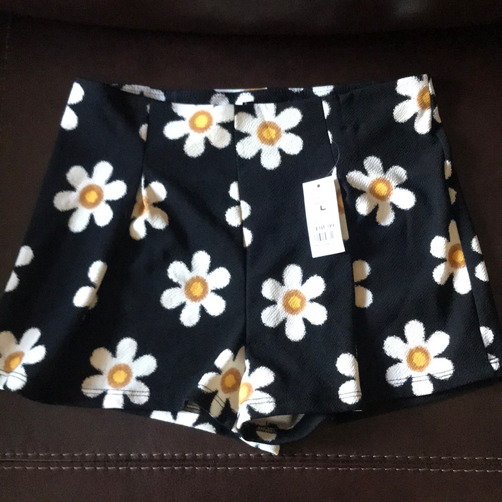 Daisy Shorts Size Large